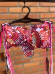 bikini con flores rojas